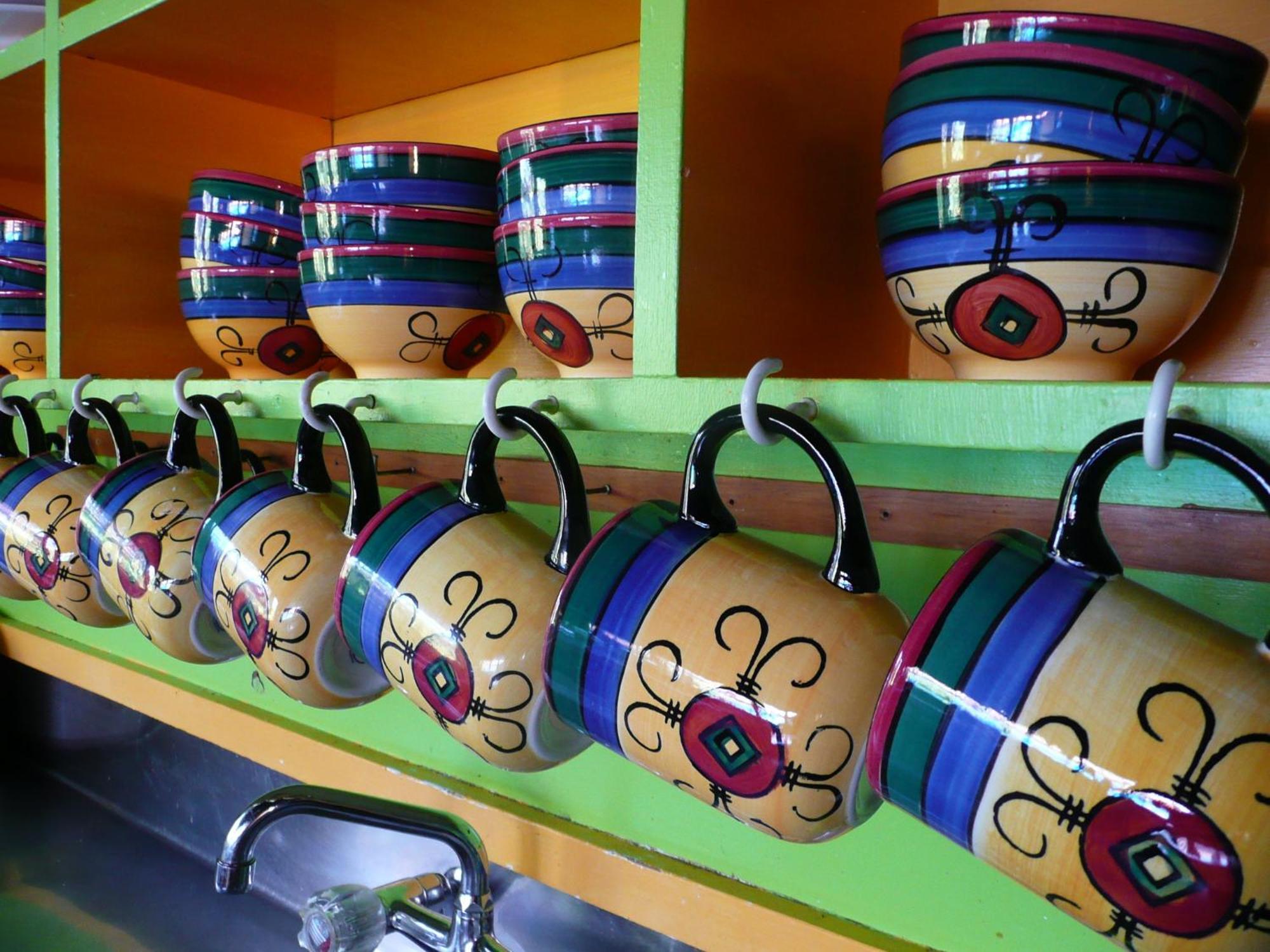 Global Village Travellers alojamiento Greymouth Exterior foto A typical display of coffee mugs at a Panera Bread