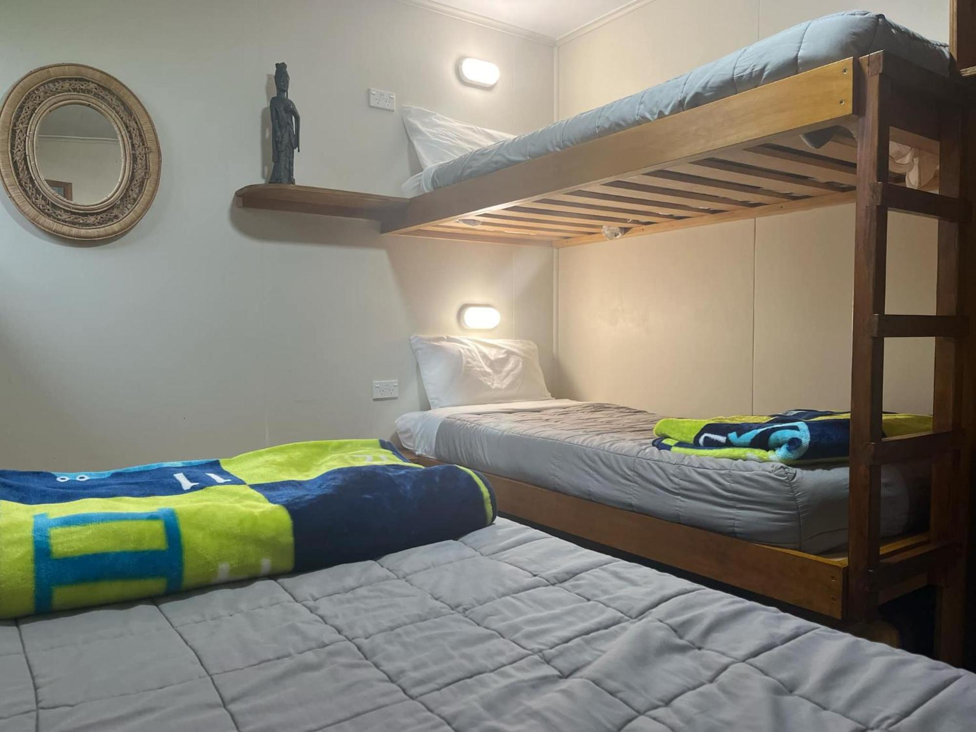 Global Village Travellers alojamiento Greymouth Exterior foto A bunk bed with a double bed underneath