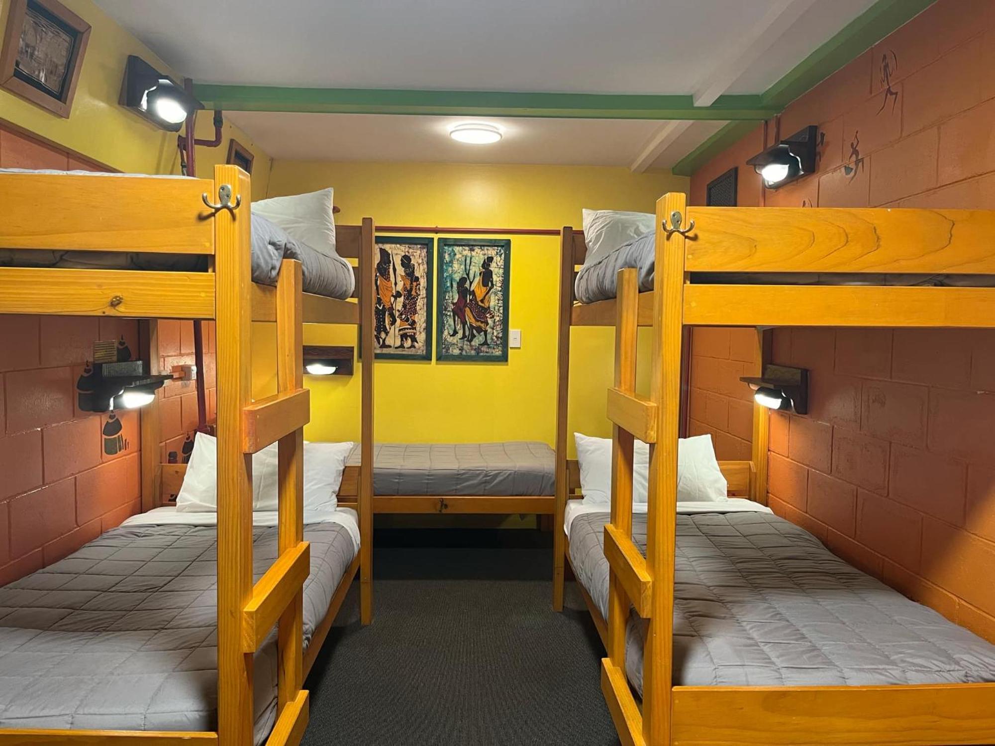 Global Village Travellers alojamiento Greymouth Exterior foto A bunk room at a hostel in New Zealand