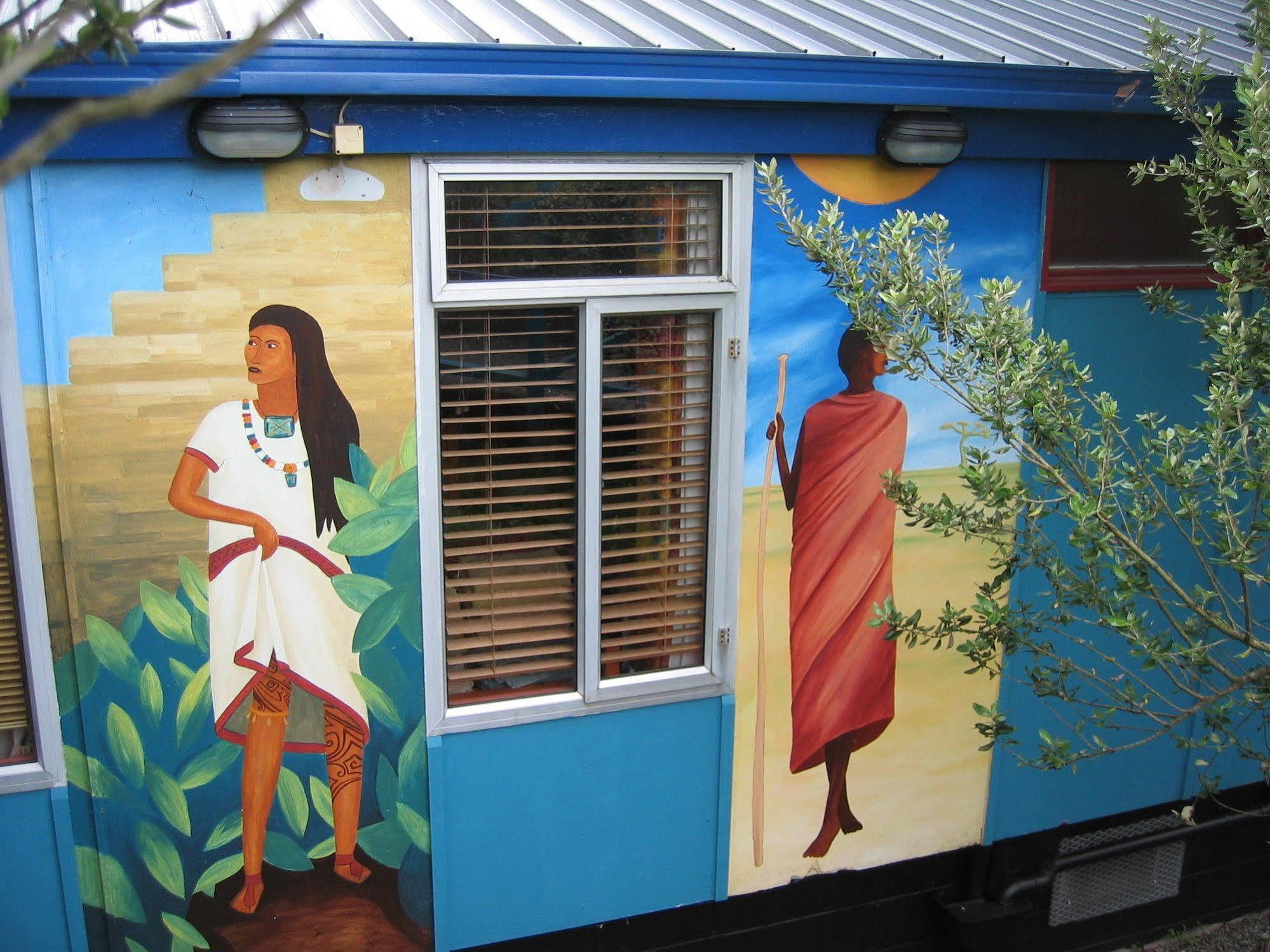Global Village Travellers alojamiento Greymouth Exterior foto Mural at the International Center