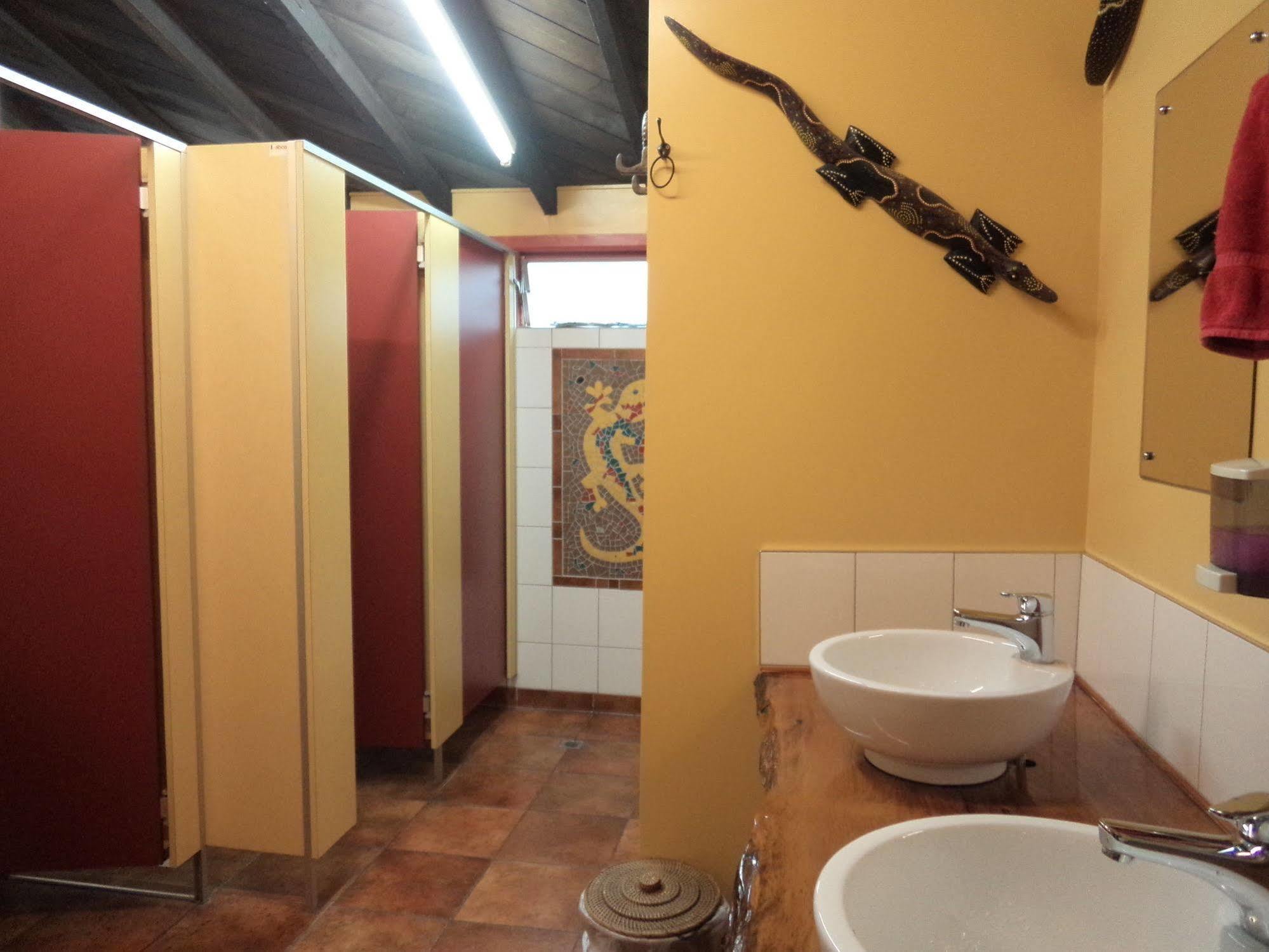 Global Village Travellers alojamiento Greymouth Exterior foto Bathroom in a hostel