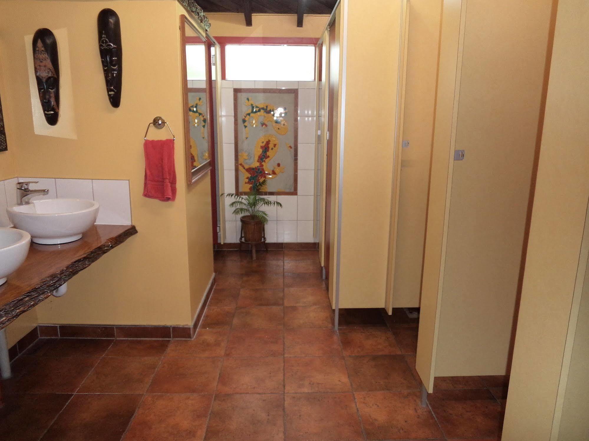 Global Village Travellers alojamiento Greymouth Exterior foto A shower room