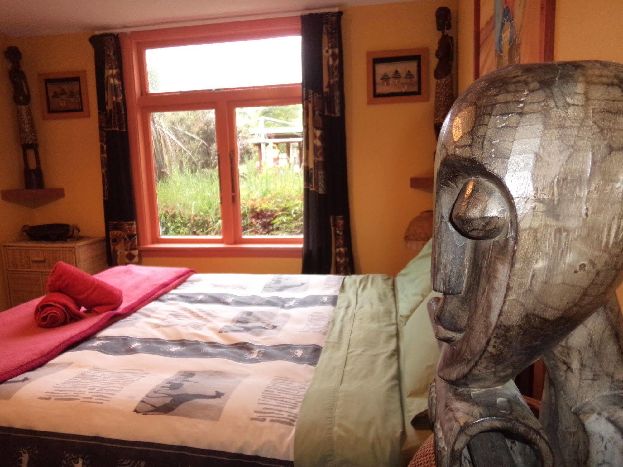 Global Village Travellers alojamiento Greymouth Exterior foto The bedroom at the Treehouse