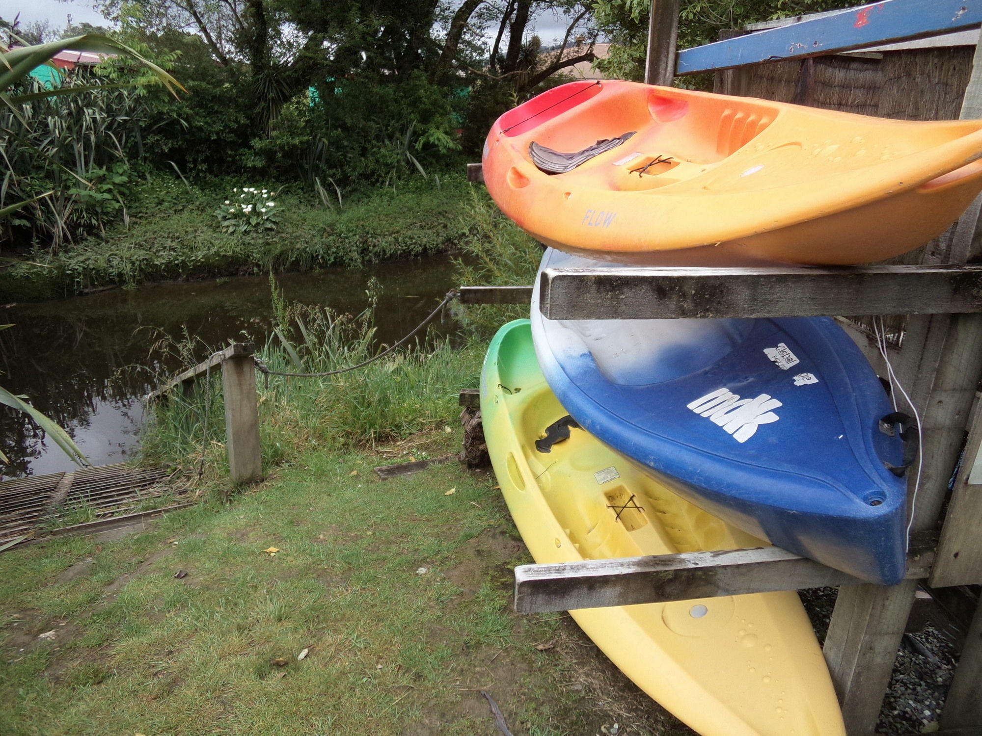 Global Village Travellers alojamiento Greymouth Exterior foto Kayaks at the start of the trip at the boat ramp at the end of the road